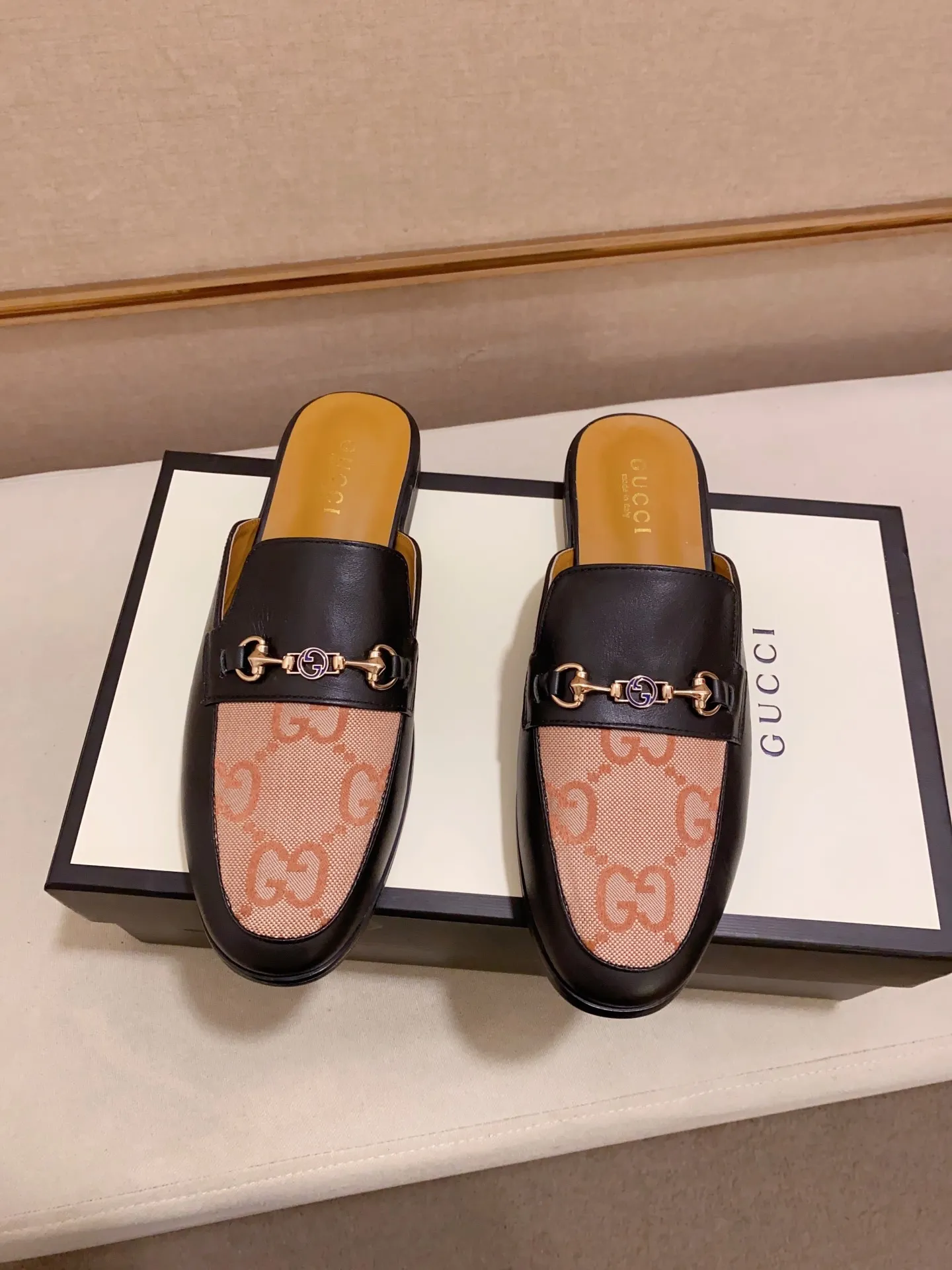 Men's shoes 💰: 380💰 (Gucci). The latest trendy shoes, casual Baotou mops, popular in physical stores, sizes 38-44. New and comfortable, imported custom-made original cowhide, with unique sequin element design. With sheepskin lining, original bottom, high-end packaging and high quality💪Details determine the quality, you can enter and leave the counter at will, welcome to compare!